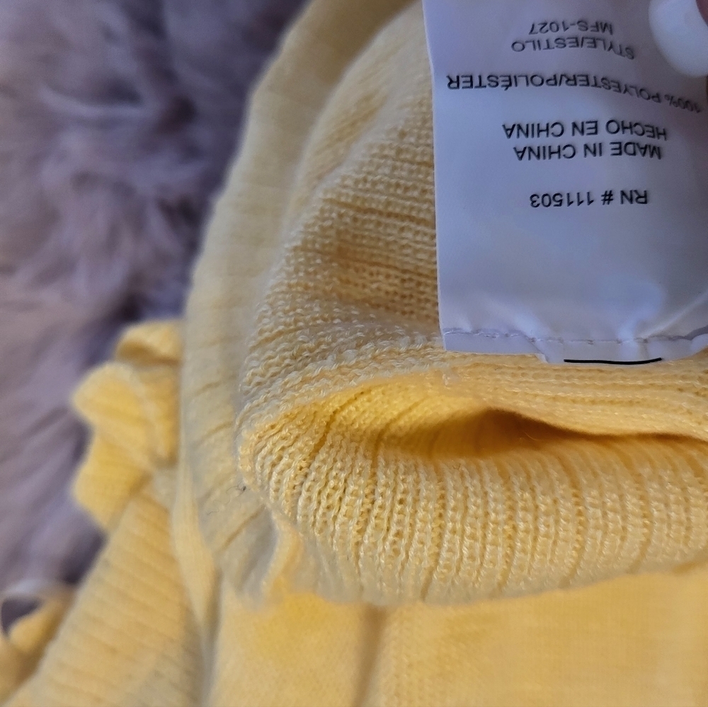 Lily White Yellow Ribbed V-Neck Sweater Top Large - Picture 6 of 7